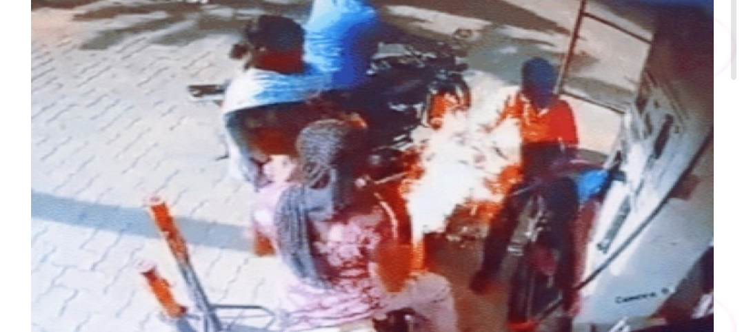 പെട്രോള്‍ പമ്പില്‍ മൊബൈല്‍ ഫോണ്‍ ഉപയോഗിക്കുന്നതിനിടെ തീപടര്‍ന്ന് ഗുരുതരമായി പൊളളലേറ്റ 18 കാരി മരിച്ചു
